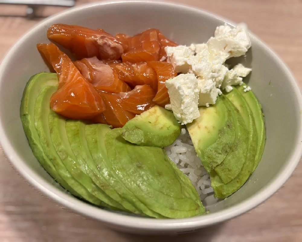 poke bowl avocat saumon feta dans un bol