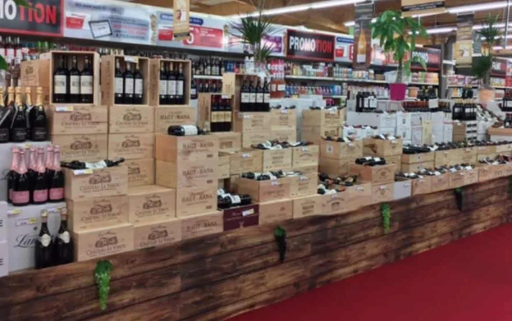 étalage foire aux vins en supermarché