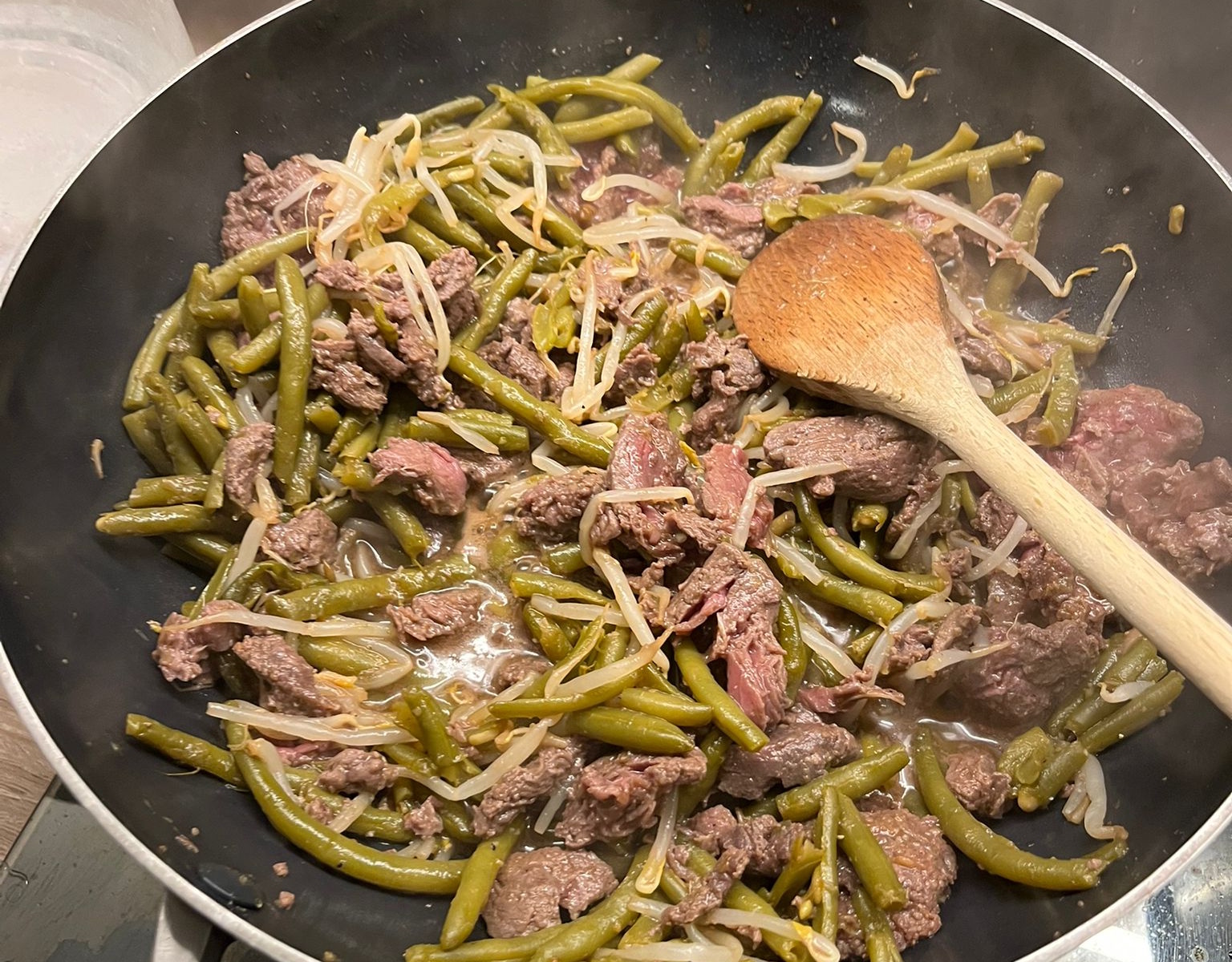 woke de nouilles au boeuf avec des haricots verts