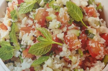 photo d'un taboulé au chou-fleur très coloré avec des tomates et du concombre
