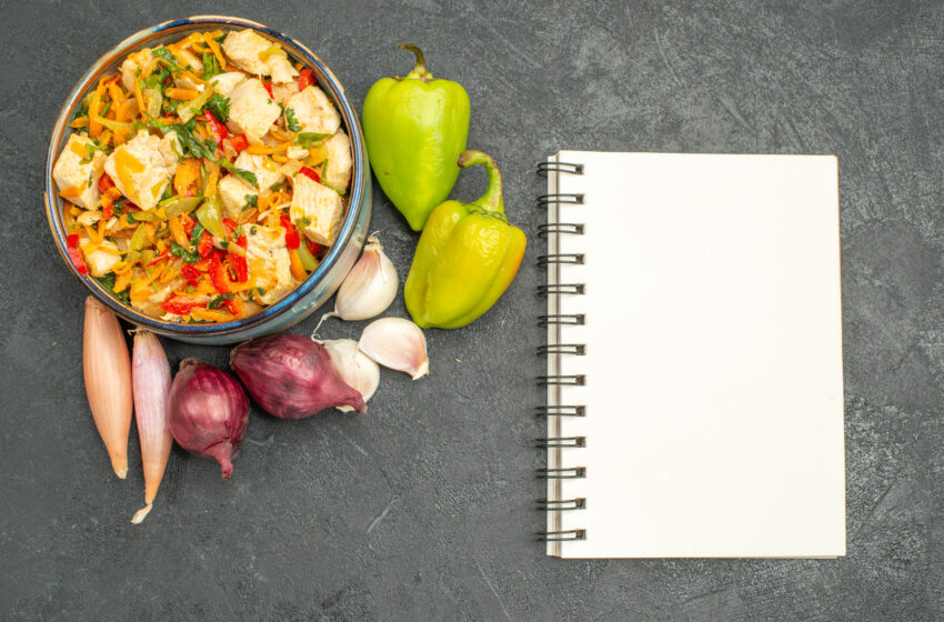 cahier de recette avec des ingrédients sur la gauche de l'image et une salade