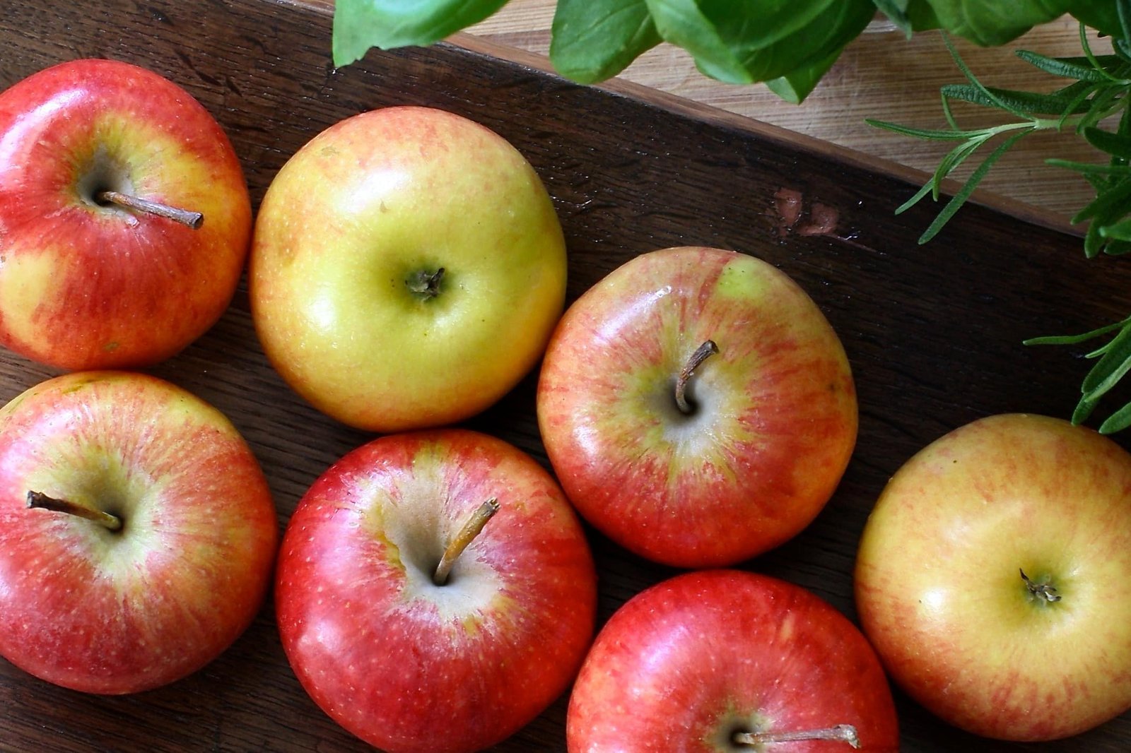 pomme pink lady sur une table