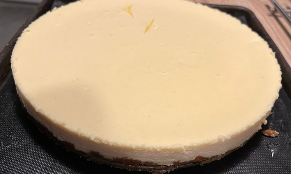 cheesecake sortant du four sur son plat et démoulé