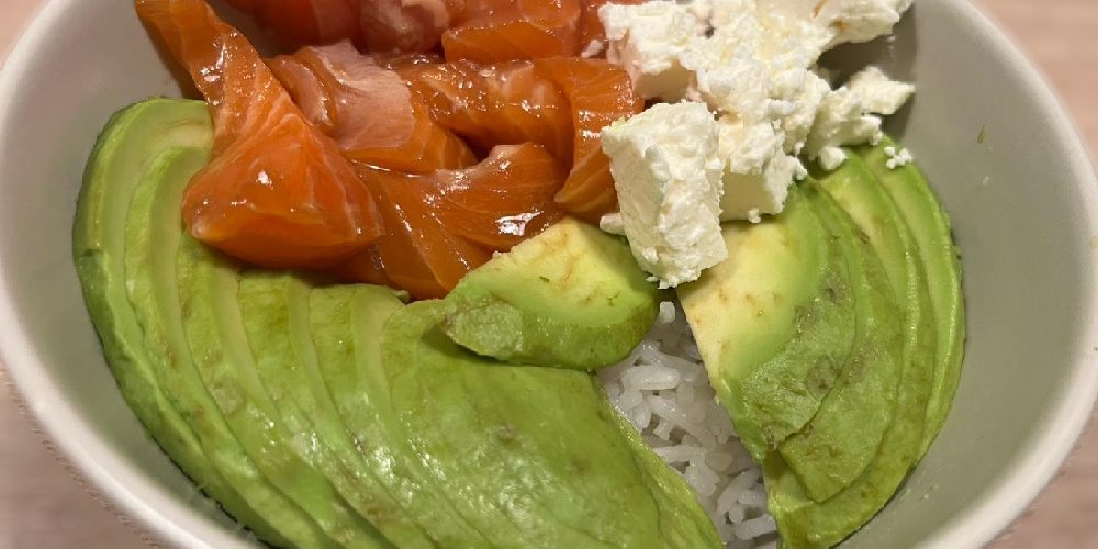 poke bowl avocat saumon feta dans un bol