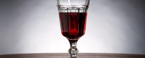 verre-vin-rouge-sur-table